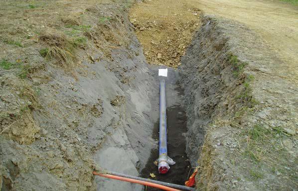 Pokládka do otevřeného výkopu Chování potrubí uloženého v zemi a vystavenému účinku zatížení závisí na tom, zda je tuhé nebo pružné (poddajné). Plastová potrubí jsou pružná.