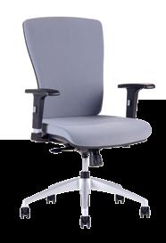 Možnost výběru síťovaného nebo čalouněného opěráku je jednoznačnou předností kancelářské židle HALIA.