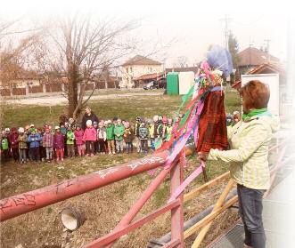 Vyná anie Moreny Morana, Muriena, Smrť, Baba smrtka, Hejhana, Kyselica, Marmuriena, Barboriena a mnoho ďaľších mien si uchovala podobizeň zimy.