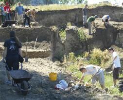 Archeologické leto 2014 Pred rokom sme v obecnom časopise (č. 1/2014, s. 12-13) obšírnejšie napísali o dianí na archeologickej lokalite, ktorej centrom sú ruiny hradu Čeklís.