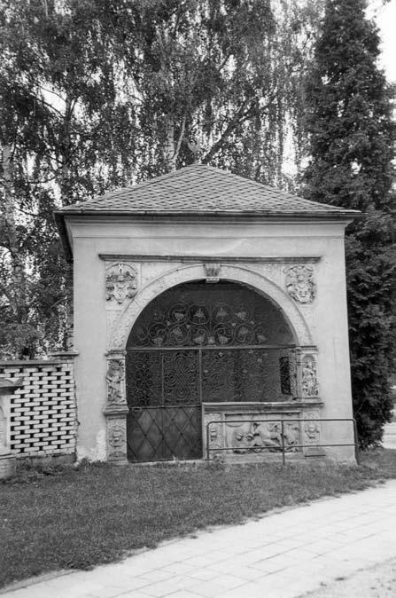 Obr. 78. Portrét Jana z Boskovic zesnulého roku 1589 nacházející se nyní v muzeu Moravské Třebové. Foto: J. Unger. Obr. 77. Renesanční mauzoleum Bukůvků v Postřelmově na Moravě z konce 16. století.