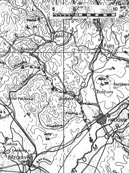 Obr. 140. Průběh mobilizační cesty z Morkůvek na hradisko u Mikulčic v 9. století vyznačený na mapě z 20. století. a vším co jsi měl rád, se celou noc vzpomínalo, zpívalo a popíjela se medovina.