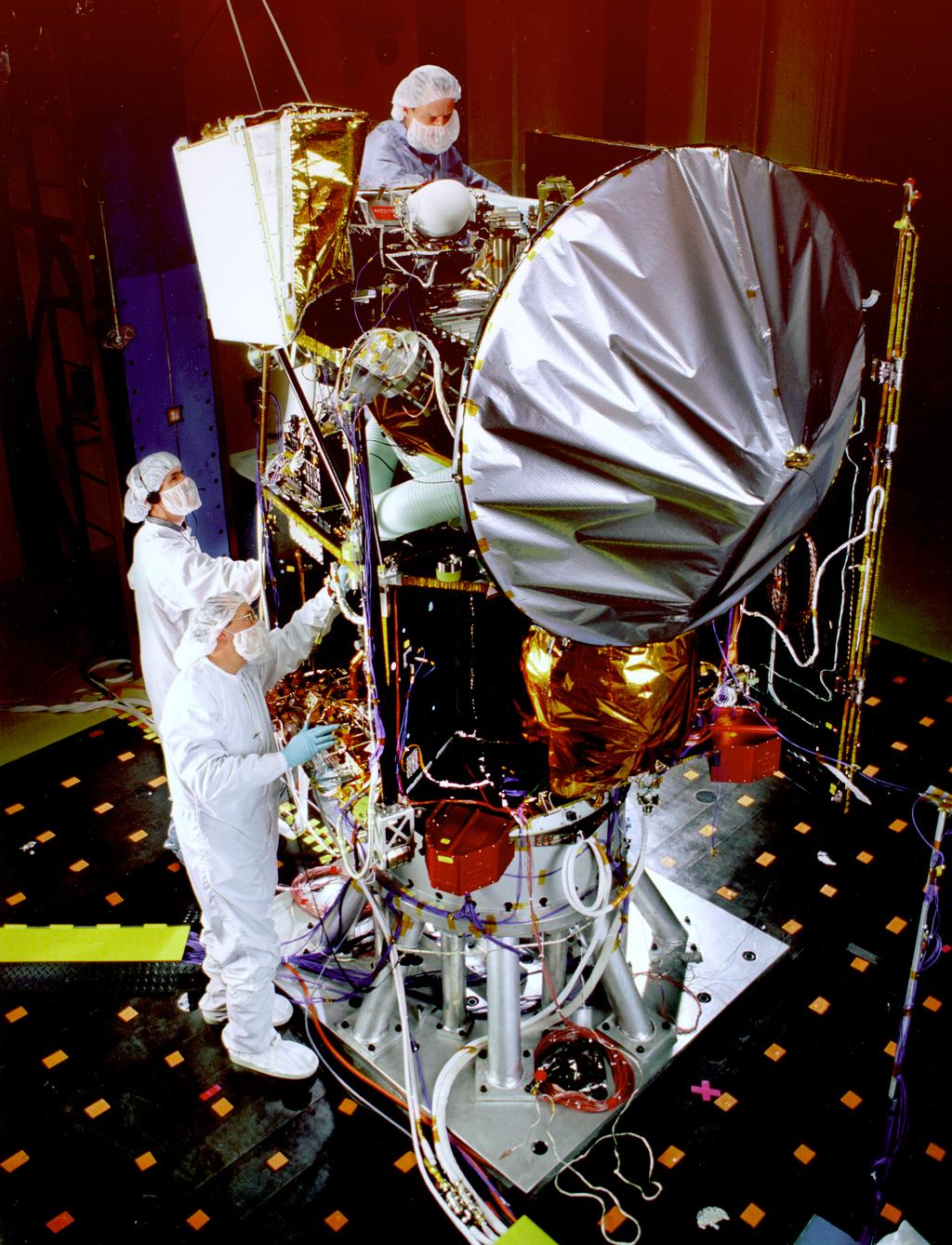 Mars Climate Orbiter (1999) I I I I průzkum atmosféry Marsu měl obíhat ve výšce 150 km nad povrchem klesl ale do