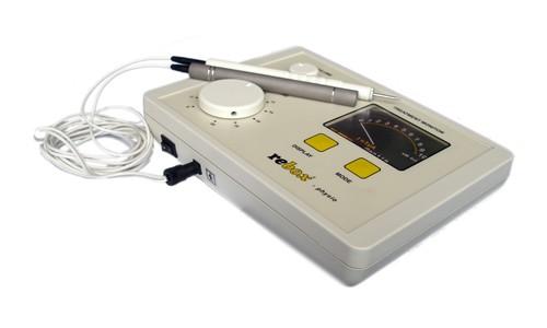 19 REBOX - přenosný, transkutánní elektroterapeutický přístroj - generuje obdélníkové impulsy o f 2 4 Hz - umoţňuje monitorovat a optimálně řídit průběh léčby - sleduje nárůst elektrického proudu ve