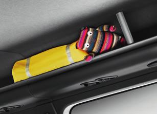 Dostatek prostoru pro nohy i nad hlavou, zavazadlové police po celé délce vozu, individuální osvětlení a klimatizace a volitelně