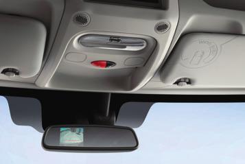 Parkovací senzory nebo kamera signalizují nebo zobrazují překážky za vozidlem a usnadňují tak couvání.
