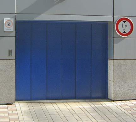 Dveře výtahu Standardně jsou u výtahů řady DELTA AH instalovány dva typy dveří 4 dílné a 6 dílné automatické centrální dveře.