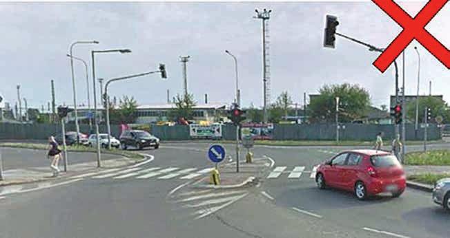 Vysoké obruby na dopravním ostrůvku a sloup veřejného osvětlení je umístěn