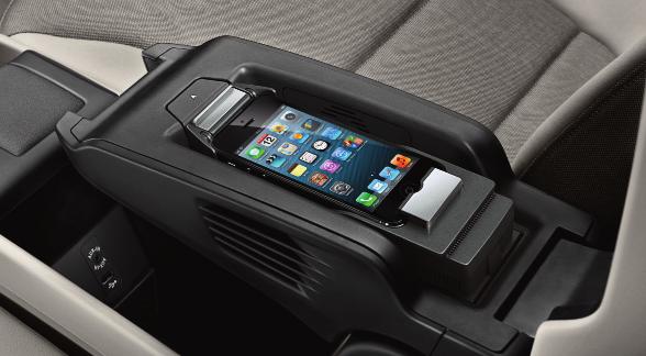 Jediné, co je zapotřebí, je LTE kompatibilní SIM karta, kterou do zařízení vložíte. BMW Car Hotspot se připevňuje do Snap-In adaptéru ve středové loketní opěrce.