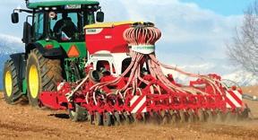 Pre potreby živočíšnej výroby pestujú približne na 100 ha kukuricu na siláž a podľa podmienok časť na zrno, lucernu a ďatelinotrávy na 320 až 350 ha.
