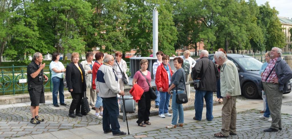 Snímek z návštěvy SPŠ kamenické a kamenosochařské Hořice 6.6.2017. Průvodcem skupiny seniorů z Bítovan byl ředitel školy, pan Ing. Josef Moravec (na snímku vpravo). Snímek z 6.6.2017 byl pořízen při návštěvě vodní elektrárny Hučák v Hradci Králové.