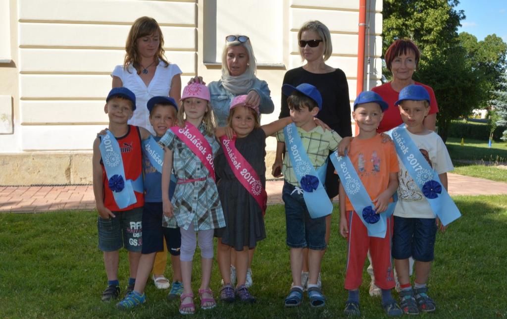 Na společném snímku jsou paní učitelky školy (zleva Zlatka Suchá, Helena Daňková, Marcela Blahová a řed. Hana Sehnalová) při slavnostním dekorování budoucích prvňáčků. Snímek ze čtvrtka 15.6.