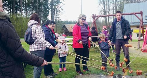 Vedení radnice městského obvodu se totiž rozhodlo zopakovat úspěšnou akci z loňského roku a opět nechalo na travnatý prostor kolem svých mateřinek aplikovat speciální postřik, který nebezpečné