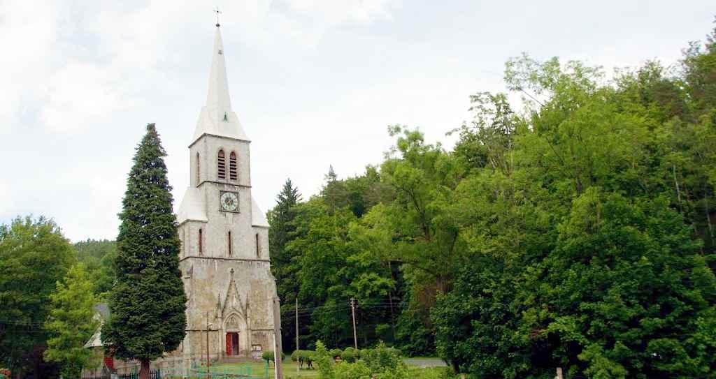 Ještě zajímavější je skutečnost, že tamní farní kostel navrhl jeden z nejvlivnějších architektů 19. století.