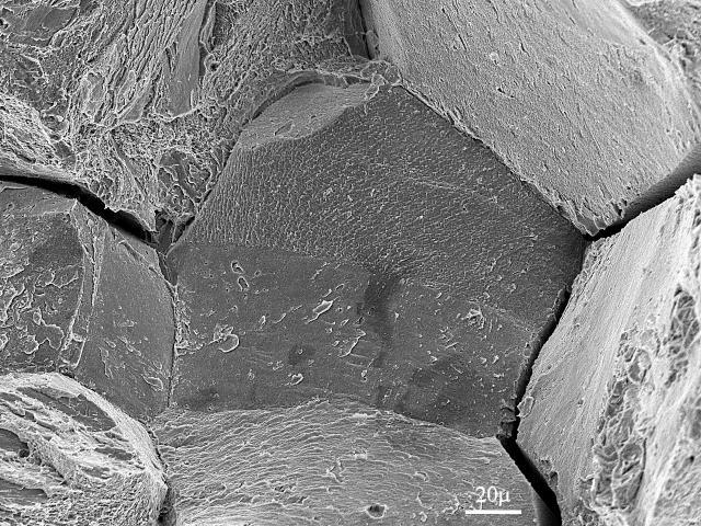 Důvodem porušení je snížení pevnosti atomových vazeb na hranicích zrn v porovnání s vazbami uvnitř zrna, způsobené v důsledku přítomnosti jiné fáze, seskupením precipitátů na hranicích zrn nebo