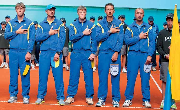 Ukrajina v Bratislave 2011 zľava: Arťom SMIRNOV, Sergej BUBKA, Iľja MARČENKO, Sergij STACHOVSKIJ, kapitán Orest TEREŠČUK Na Ukrajine asi rýchly hard Žreb Davis Cupu 2013: Slovensko začína už po