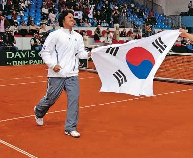 DAVIS CUP Bojovnosť sme Play off stretnutie o postup do svetovej skupiny Davis Každý čo len trochu zorientovaný v našom tenise - vedel, že bez Dominika Hrbatého bude tím Miloša Mečířa, v súboji s