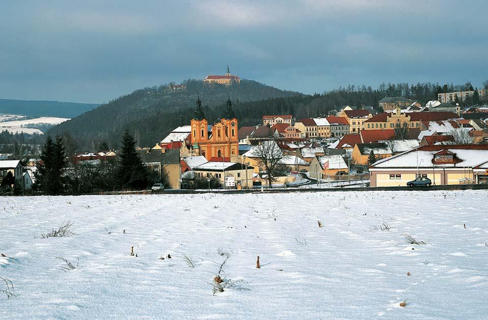 PlzeÀsko a Karlovarsko OKRES PLZE -JIH Mûsto Nepomuk, v pozadí klá - ter na Zelené hofie.