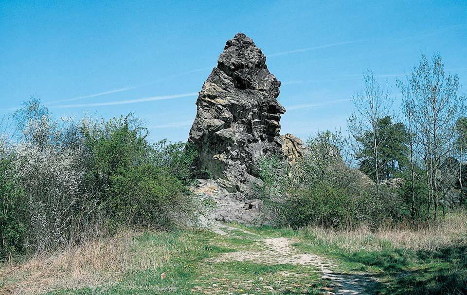 Okres PlzeÀ-jih a ostfieji zafiíznuté. Na území okresu není vybudovaná Ïádná vût í vodní nádrï kromû rybníkû (nejvût í jsou Îinkovsk rybník, Labutí a Merklínsk rybník). Nejvíce je jich na Kasejovicku.