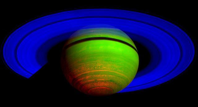 Jak je možné, že Saturn vyzařuje do svého okolí více energie, než kolik přijímá zářením od Slunce? Tento poznatek vyplývá z porovnání tzv.