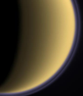 Objasněte, proč měsíc Saturna Titan si zachoval svoji atmosféru, zatím co erkur nikoliv. aximální teplota v dusíkové atmosféře Titanu je 100 K, na povrchu erkuru až 800 K.