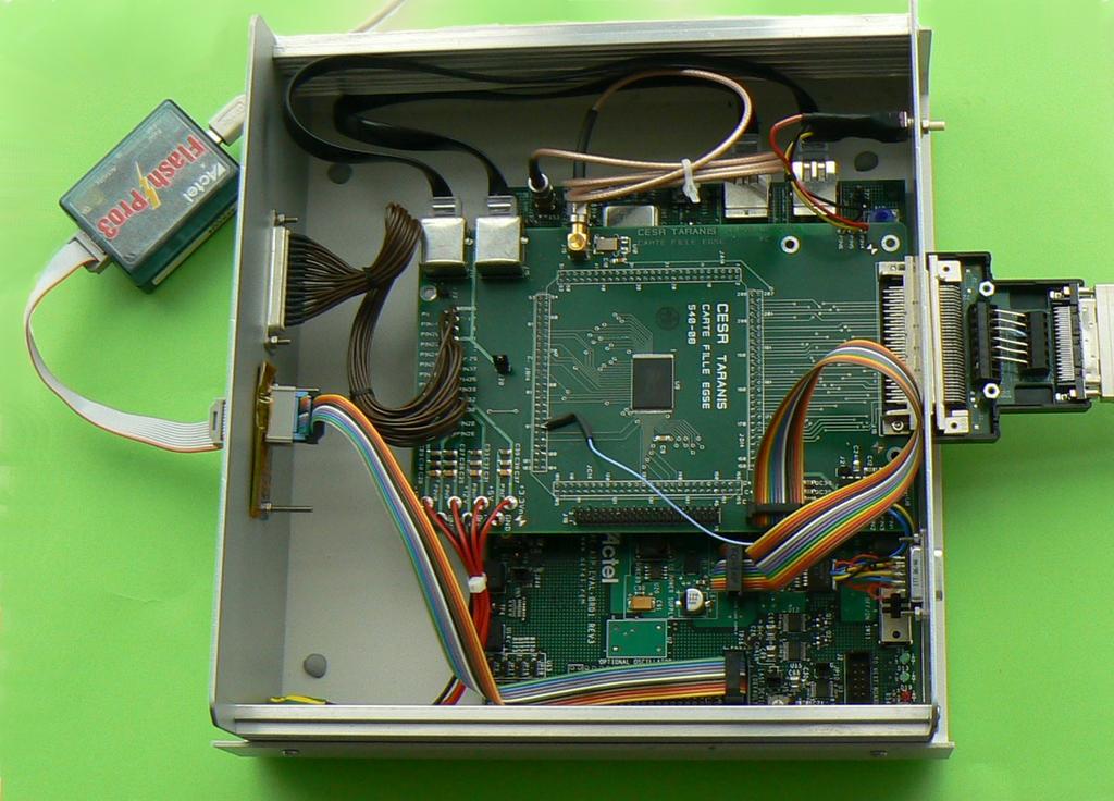 v CESR pro účely testování analyzátoru a detektoru přístroje IDEE. EGSE se skládá z komerční desky ProASIC3 Starter Kit, doplněné o externí desku, na které se nachází flash pamět pro ukládání dat viz.