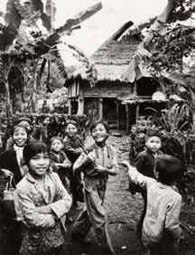Jovan Dezort (1934) Du cycle paix aux enfants du Vietnam bromostříbrná fotografie, 30 x 39,5 cm, fotografie nalepena na plastové