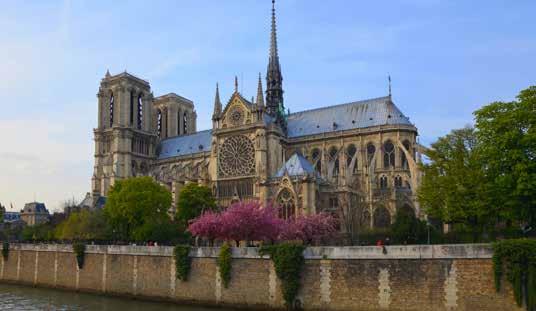 18 PAŘÍŽ PAŘÍŽ MĚSTO LÁSKY A MÓDY Spisovatel Julien Green kdysi řekl, že Paříž je město, o kterém by se mělo mluvit v množném čísle, protože v sobě skrývá spoustu tajemství a protikladů.