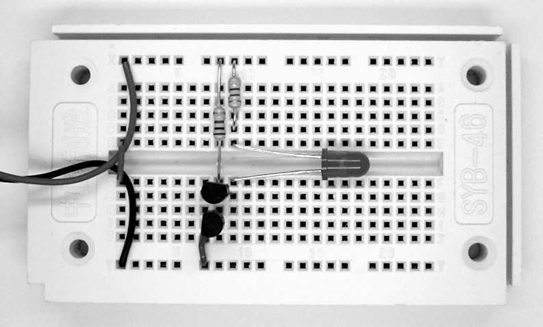 S několika jednoduchými, tranzistorovými obvody pak můžete provádět velmi zajímavé experimenty. Můžete přitom vytvářet obvody s blikajícími LED nebo si sestavit jednoduchý radiový přijímač.