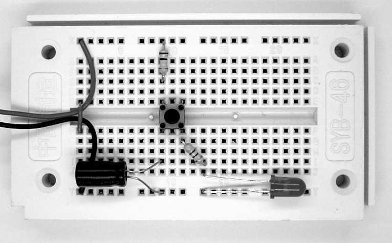 V tomto experimentu přitom můžete ponechat o něco delší přestávku mezi nabíjení a vybíjením elektrolytického kondenzátoru. Náboj je přitom v kondenzátoru uchován po dobu několika hodin.