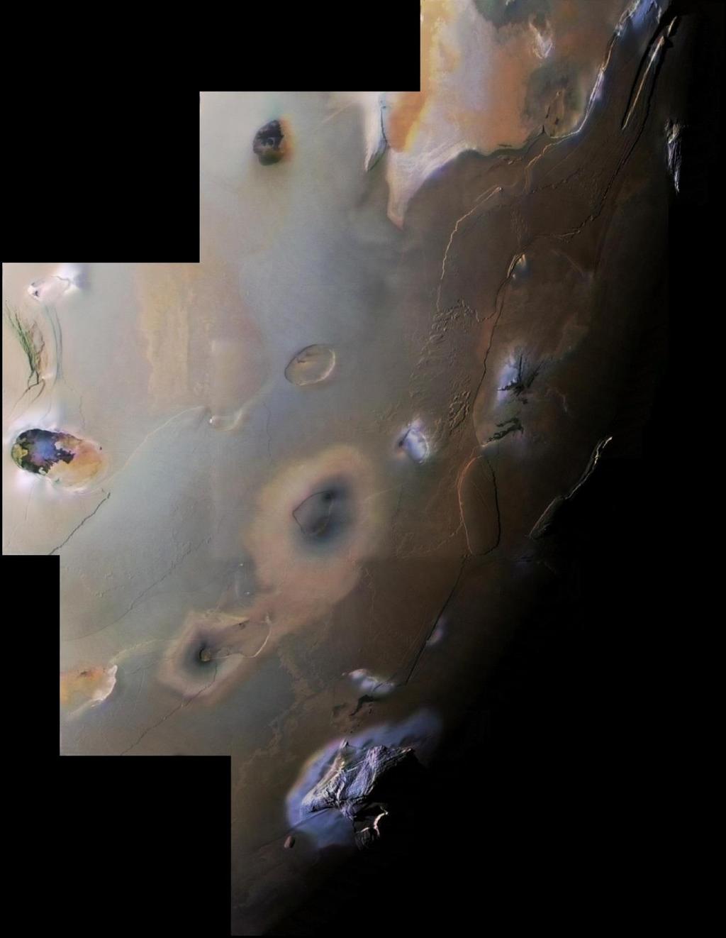 Povrch měsíce Io Hraje všemi barvami Relativně hladký Pokryt minimem impaktních kráterů Velké atypické