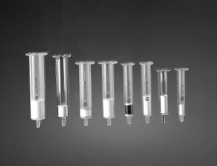 SPE kolonky mají tvar stříkačky bez pohyblivého pístu a jsou naplněny povrchově modifikovanými sorbenty o různé velikosti částic. Bývají vyrobeny z polypropylenu nebo případně ze skla.