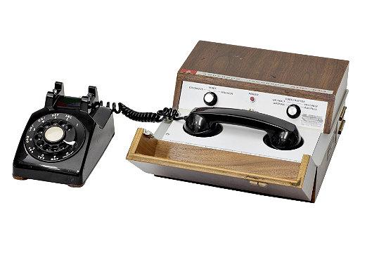 Komunikace - úvod do historie Komunikace po telefonních linkách MOdulátor DEModulátor analogových na digitální data Vynalezen v roce 1949 v Lincoln Labs na MIT Až do 60.