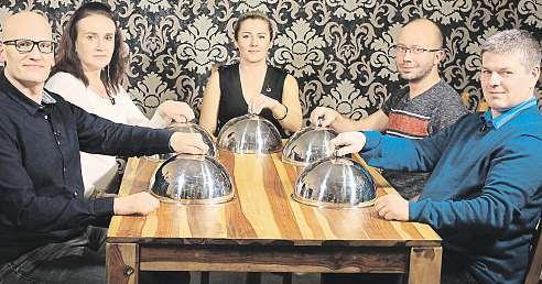 Pro věřícího Poláka Andrzeje znamenají dobro a naději, vítězství nad smrtí.slovák Lubo je má zase spojené sbarvením vajíček, setkáními a bohatým stolem.
