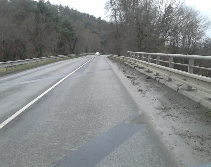 V úseku je obojstranne povolená rýchlosť 90 km/h.