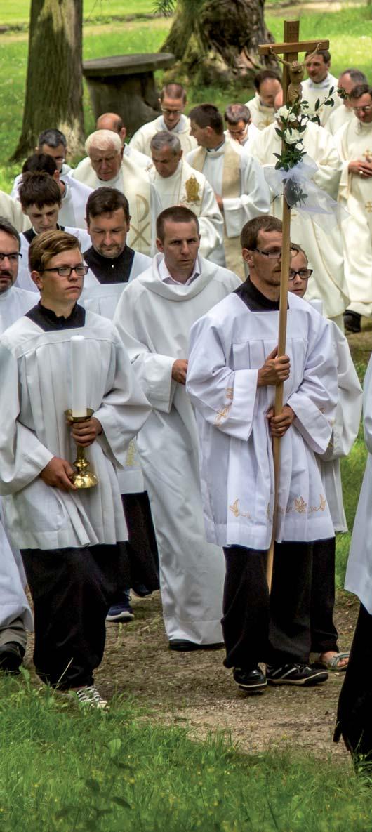 8 Zpěvem Kyrie eleison (Pane, smiluj se) věřící oslavují Pána a vyprošují si jeho milosrdenství. Zpívají ho zpravidla všichni (většinou se střídá zpěvák či sbor s lidem).