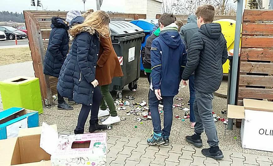 Tyto koše pak žáci pravidelně vysypávali a plechovky rozdrtili pro následné skladování.