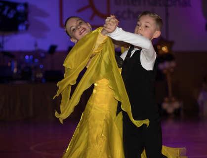 i { Sunny Canadian v rytmu valčíku Vipátek 9. března 2018 se v Sunny Canadian International School uskutečnil již druhý absolventský ples.