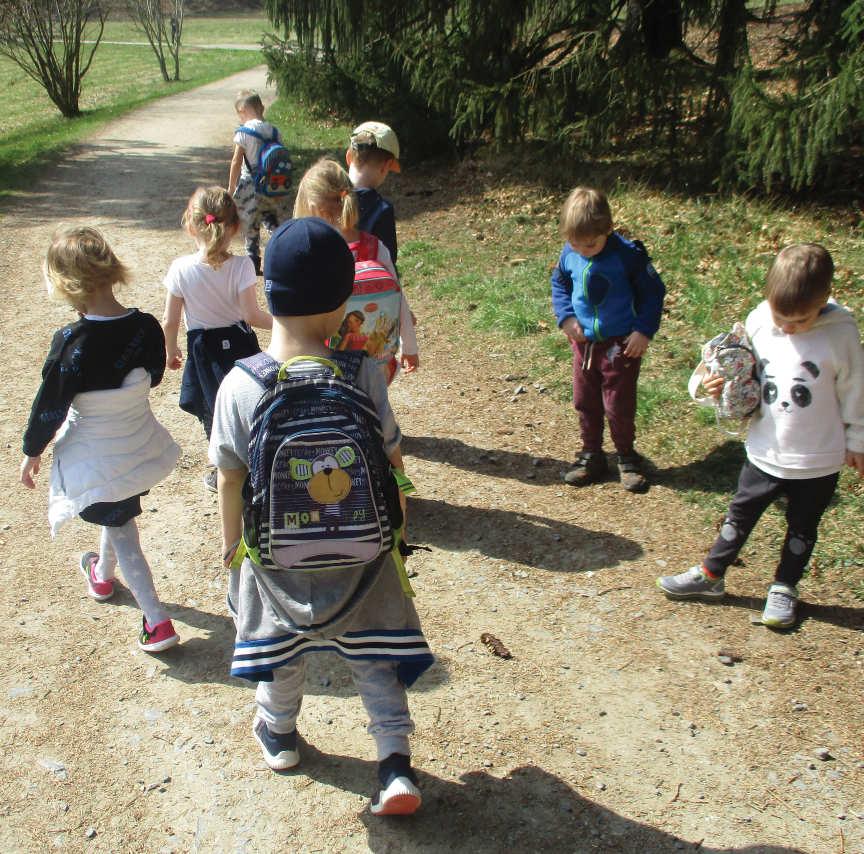 L Jaro v Průhonickém parku Se začátkem jara třída Yellow Ducks začala častěji navštěvovat Průhonický park, aby si více užila pobyt na čerstvém vzduch a mohla pozorovat proměny v přírodě.