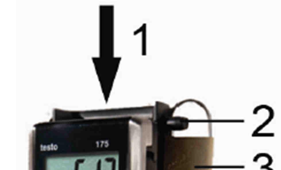 spodního alarmu Kapacita baterií v dnech Použití SD karty 1. Uvolněte šroub na pravé straně záznamníku dat. Použijte k tomu například minci. Poslední naměřená hodnota (viz obr.