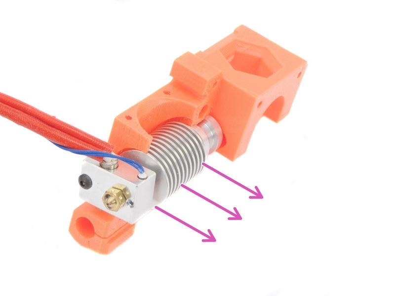 Opatrně vyjměte hotend, pozor nezlomte kabely! Hotend si ponechte na později. Máte vše rozpojeno?