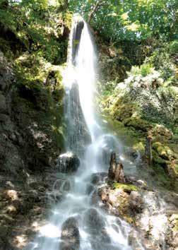 آبی که که از داخل ارتفاعات اطراف سرچشمه میگیرد بعد از 200 متر جاری شدن در جنگل از ارتفاع 30 متری از چند مسیر به پایین میریزد و در پاییندست آبشار نیز برکه زیبایی در دل جنگلهای انبوه ایجاد شده است که