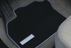 VÝBěR Z ORIGINÁLNíHO PřÍSLUŠENSTVí RENAULT Textilní koberce Comfort (4ks) 1 090 Textilní koberce Premium (4 ks) 1 790 Gumové koberce Innovation (4ks) 2 690 Vnitřní přední prahy dveří s nápisem ZOE