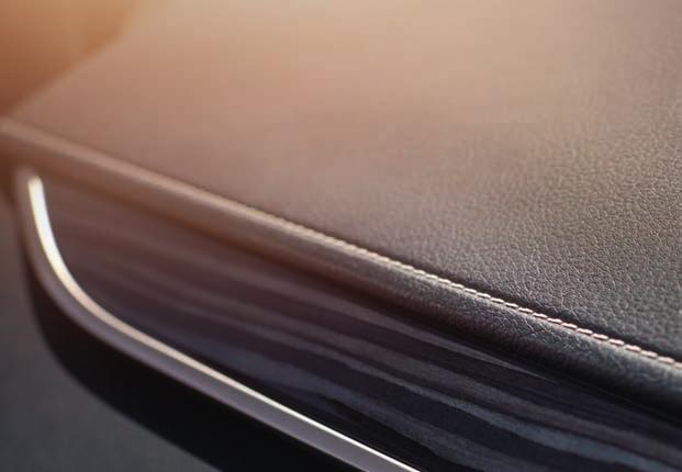 Nový model NX se svým ručně leštěným dřevěným ozdobným obložením Shimamoku a překrásně stehovaným koženým čalouněním vytváří nová měřítka.