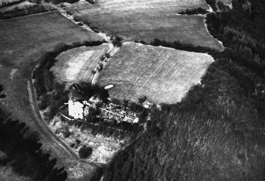 285 Obr. 1. Letecký pohled na budečskou akropoli od JZ v popředí rotunda sv. Petra a Pavla, východně od ní maketa půdorysu kostela Panny Marie. Foto M. Gojda. Fig. 1. Aerial view of Budeč acropolis from south west in the foreground: the Rotunda of St.