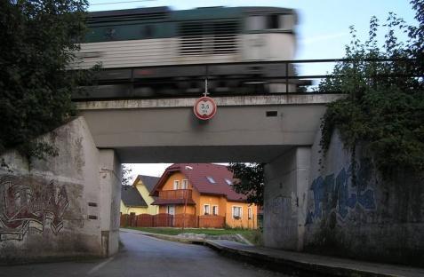 [A [2] železnice nad silnicí / silnice pod železnicí] 1.