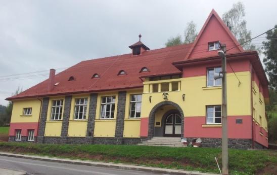 6 5 Sportoviště v obci Sokolovna Sokolovna byla postavena v roce 1929. Velkou rekonstrukcí prošla v roce 1971 a dále v letech 2013 2014. Je majetkem TJ Sokol Chuchelna.