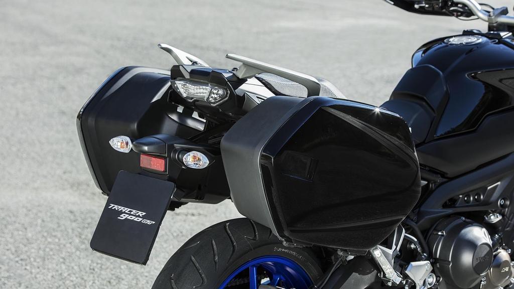 Originální odolné boční kufry součástí standardní výbavy je špičkově vybavený sportovně cestovní motocykl, který se standardně dodává s rychle odnímatelnými 22litrovými barevně sladěnými