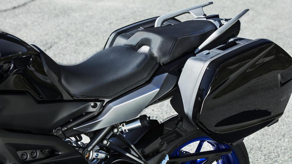 Vyspělá ergonomie a ochrana proti větru Verze GT populárního sportovně cestovního motocyklu značky Yamaha dostala celou řadu vylepšení, jejichž cílem bylo zajistit vám větší pohodlí při