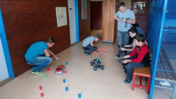 techniků. Naši učitelé lektoři dojížděli jednou týdně na vzdálenější ZŠ Mokrá a ZŠ Herčíkova, zatímco na škole probíhala pro žáky ze ZŠ Šlapanice, Mutěnická a Novolíšeňská původní podoba kroužku.